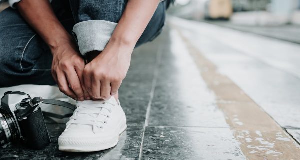 A cipő mosása mosógépben és természetes módszerek a tisztításhoz